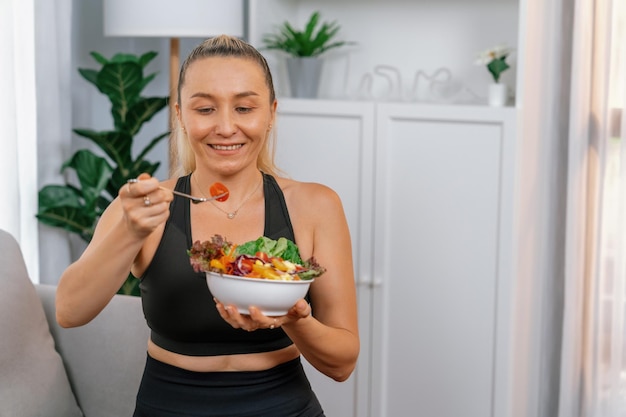 Mujer mayor sana en ropa deportiva sosteniendo un plato de frutas y verduras Estilo de vida vegano y nutrición de cocina saludable para el concepto de físico corporal físico Clout