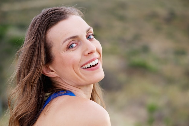 Mujer mayor sana sonriendo afuera