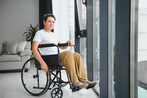 Foto mujer mayor en silla de ruedas