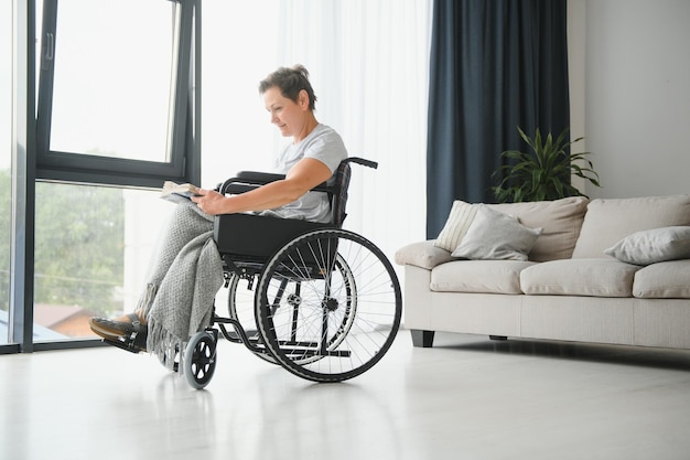 mujer mayor en silla de ruedas