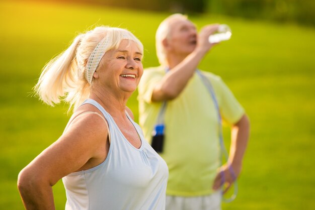 Foto mujer mayor, sonriente, aire libre