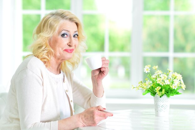 Mujer mayor, con, taza de té