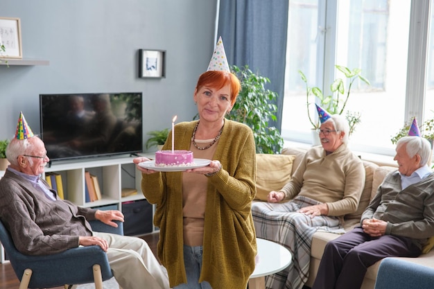 Mujer mayor, tenencia, torta de cumpleaños