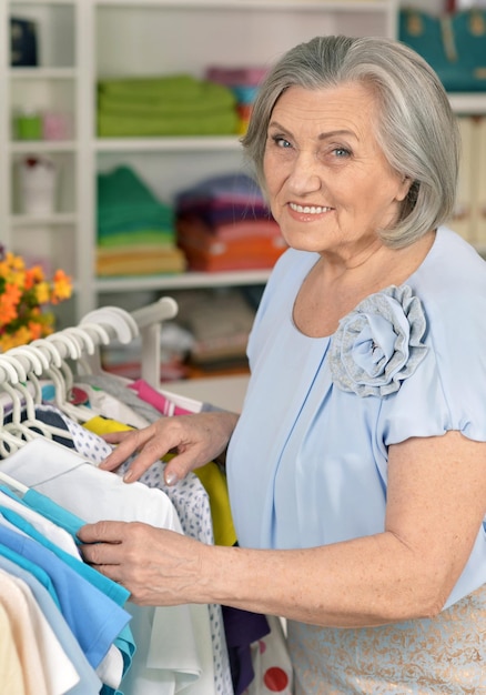 mujer mayor, en, tienda