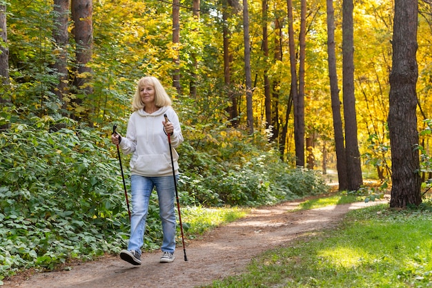 Foto mujer mayor trekking al aire libre con espacio de copia