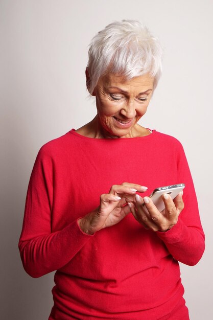 Mujer mayor usando un teléfono inteligente