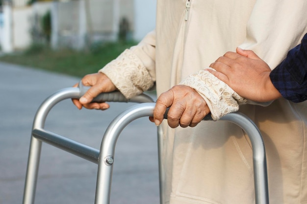 mujer mayor, utilizar, un, andador, cruzar la calle