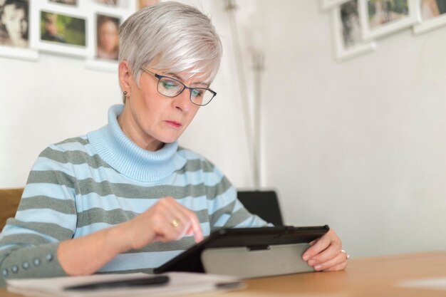 mujer mayor, utilizar, tableta, en casa