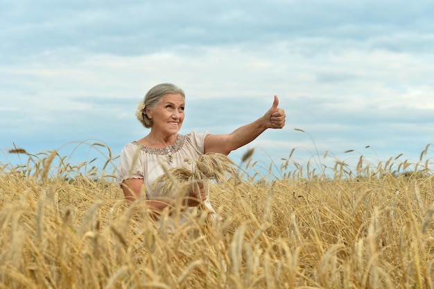 mujer mayor, en, verano, campo