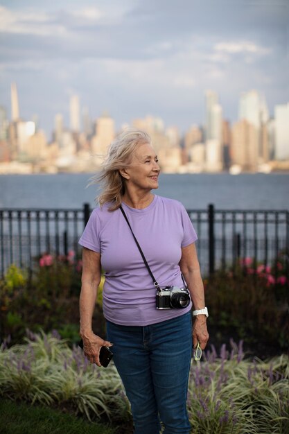 Foto mujer mayor viajando alrededor del mundo.