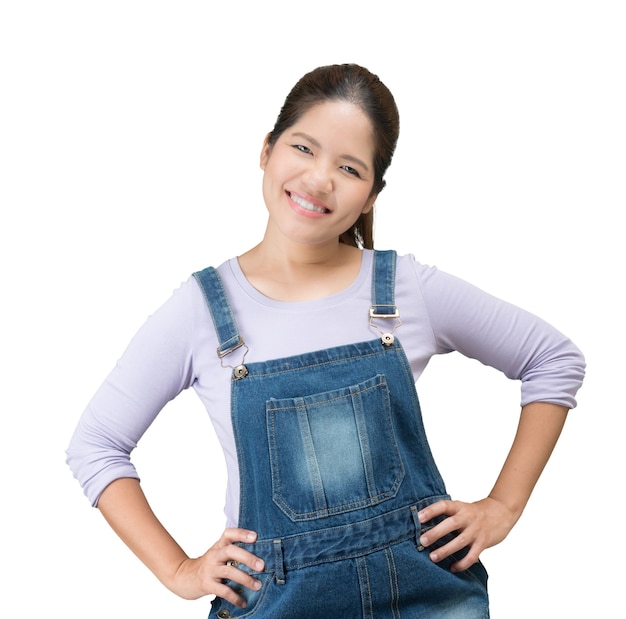 Mujer mecánica asiática vistiendo mono de jeans sobre fondo blanco.