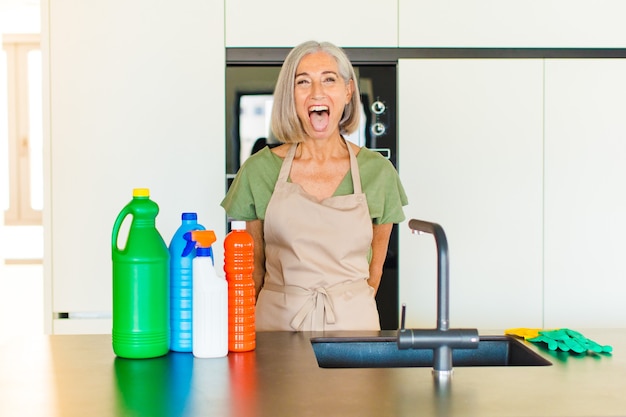 Mujer de mediana edad con actitud despreocupada