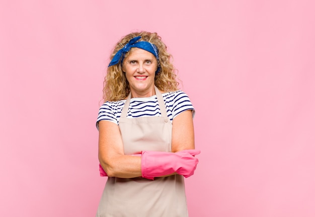 Mujer de mediana edad con aspecto feliz, orgulloso y satisfecho