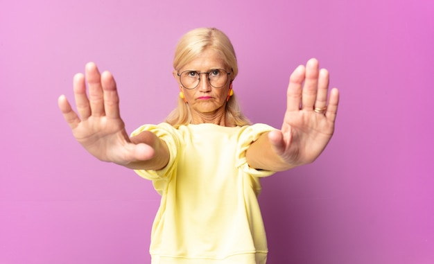 Mujer de mediana edad con aspecto serio, infeliz, enojado y disgustado aislado