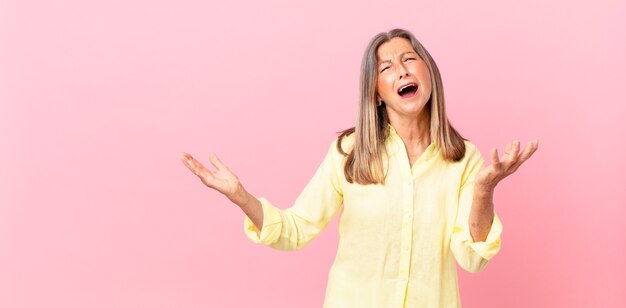 Foto mujer de mediana edad bastante desesperada, frustrada y estresada