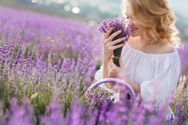 mujer de mediana edad en campo de lavanda