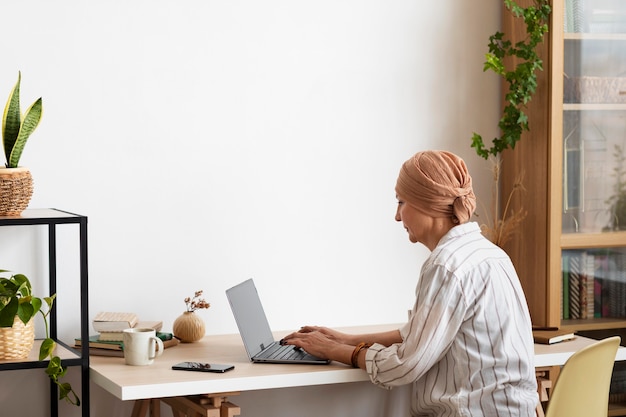 Mujer de mediana edad con cáncer de piel pasar tiempo en interiores