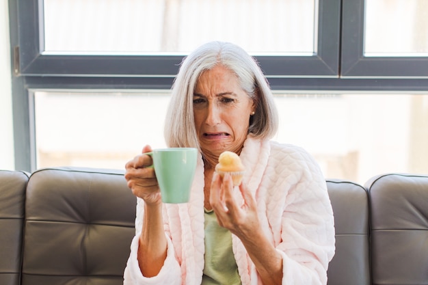 Mujer de mediana edad en casa