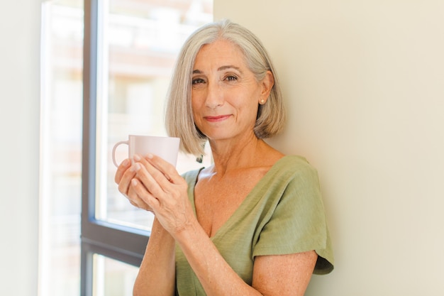 Mujer de mediana edad en casa