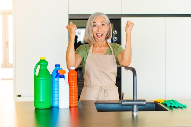 Mujer de mediana edad celebrando un éxito increíble como un ganador