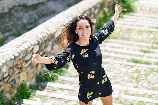 Mujer de mediana edad disfrutando de la luz del sol en un antiguo barrio de Granada en verano