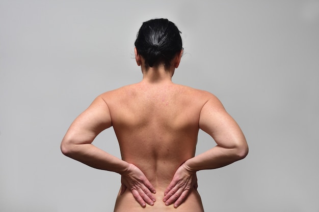 Foto mujer de mediana edad con dolor lumbar