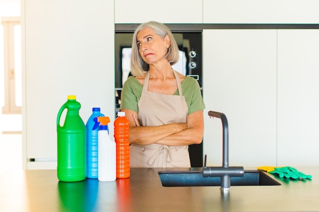 Mujer de mediana edad dudando o pensando