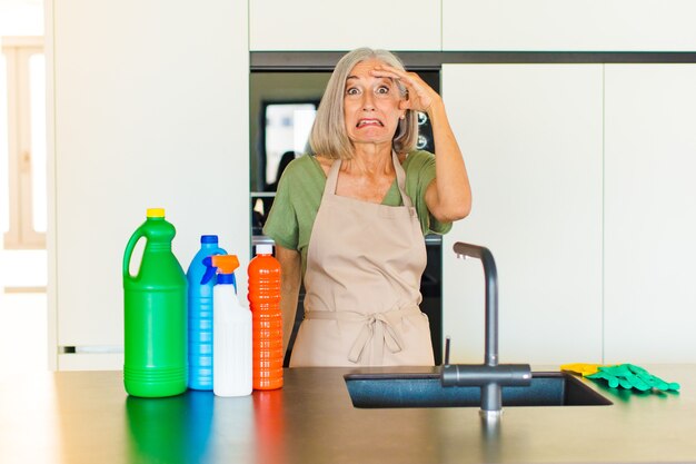 Mujer de mediana edad entrando en pánico por una fecha límite olvidada, sintiéndose estresada, teniendo que encubrir un desastre o error