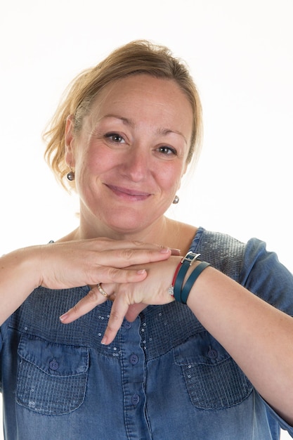 Mujer de mediana edad feliz y encantadora aislada