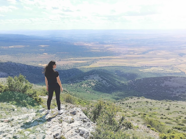 Mujer de mediana edad feliz de encontrar la mejor naturaleza de éxito y seguridad