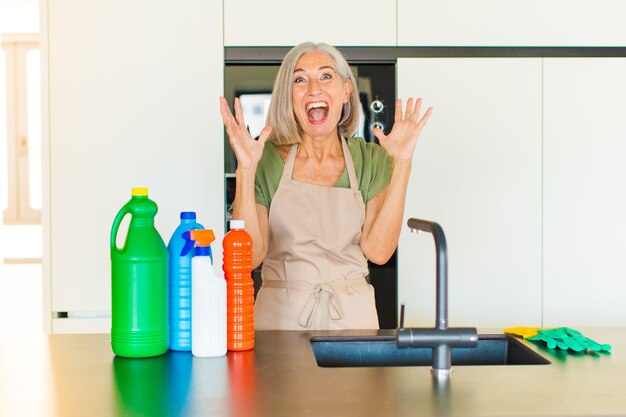 Mujer de mediana edad gritando furiosamente, sintiéndose estresado