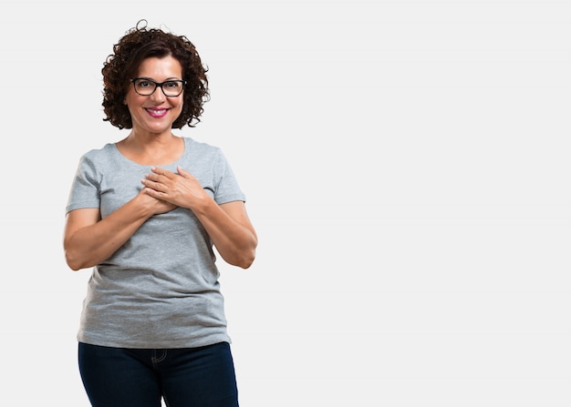 Mujer de mediana edad haciendo un gesto romántico