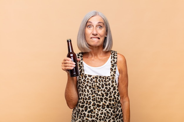 Mujer de mediana edad mirando perplejo y confundido, mordiendo el labio con un gesto nervioso aislado