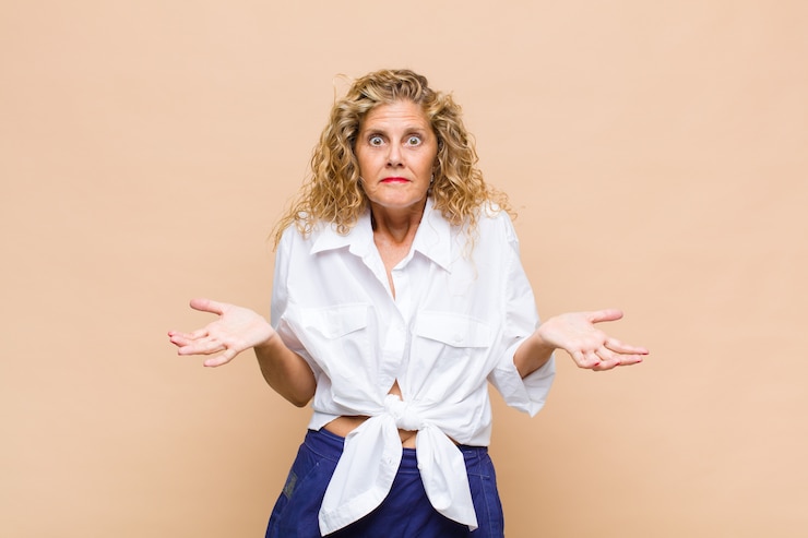 Foto mujer de mediana edad con pelo largo y rizado aislado