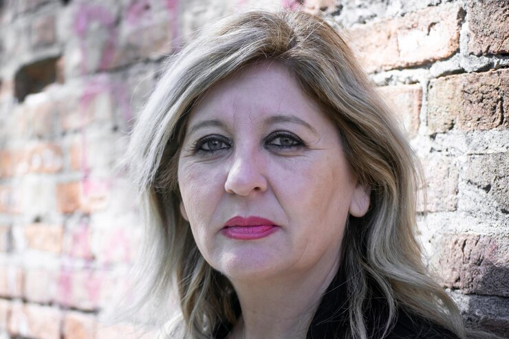 Mujer de mediana edad pensativa pensativa mirando a otro lado