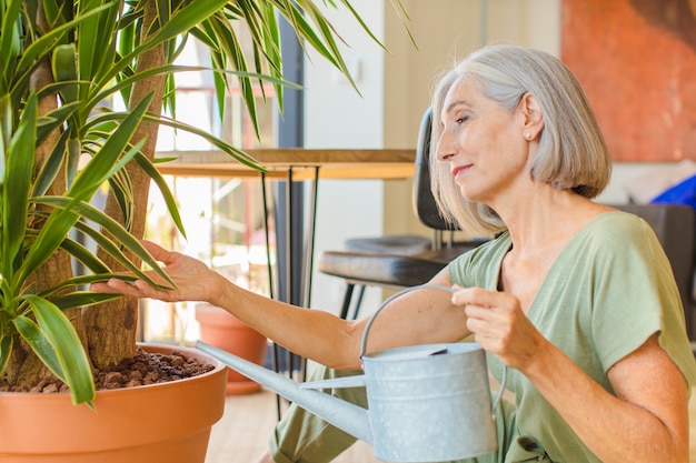 Mujer de mediana edad con plantas