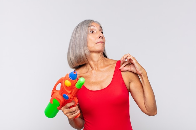 Mujer de mediana edad que parece arrogante, exitosa, positiva y orgullosa