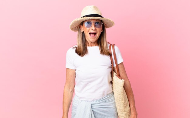 Mujer de mediana edad que parece feliz y gratamente sorprendida. concepto de verano