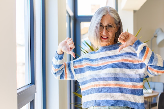 Mujer de mediana edad que parece triste, decepcionada o enojada