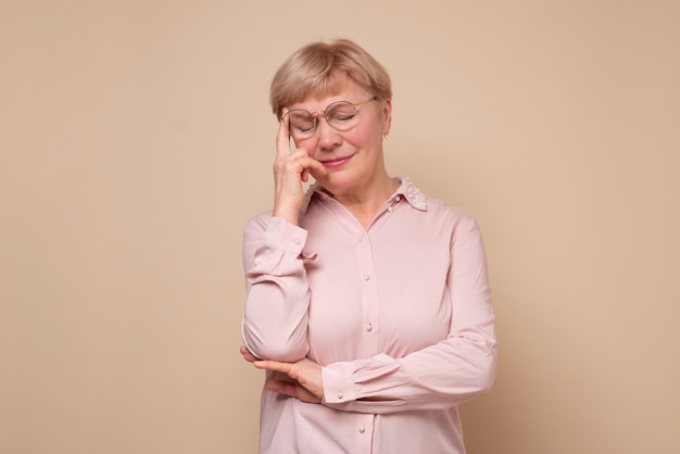 Mujer de mediana edad que piensa cansada y aburrida con problemas de depresión