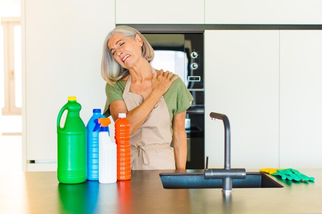 Mujer de mediana edad que se siente cansada, estresada, ansiosa, frustrada y deprimida, que sufre de dolor de espalda o cuello