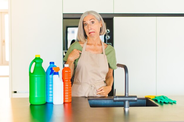 Mujer de mediana edad que se siente confundida, perpleja e insegura