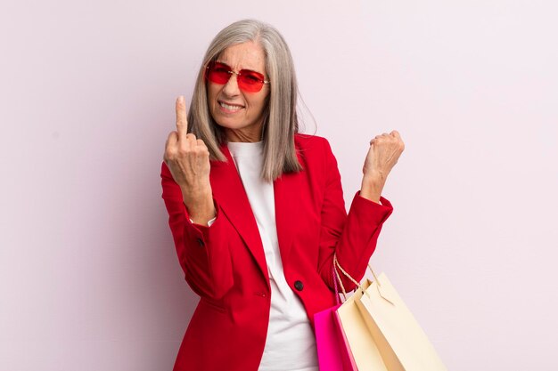 Mujer de mediana edad que se siente enojada, molesta, concepto de compras rebelde y agresivo