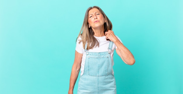 Mujer de mediana edad que se siente estresada, ansiosa, cansada y frustrada