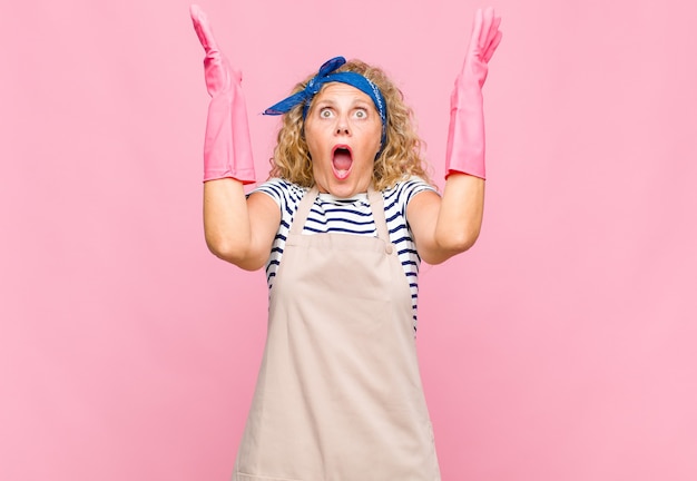 Mujer de mediana edad que se siente feliz, asombrada, afortunada y sorprendida