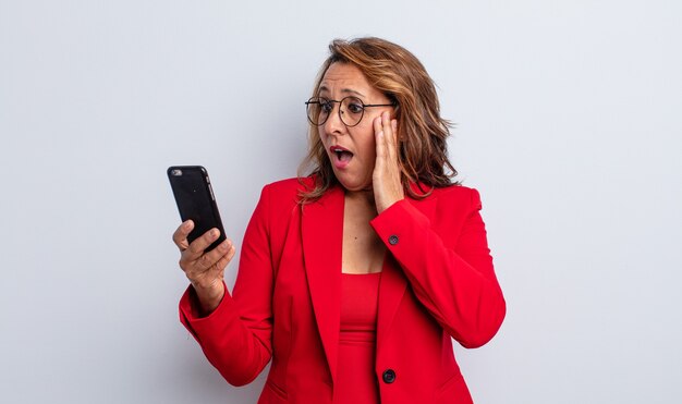 Mujer de mediana edad que se siente feliz, emocionada y sorprendida. concepto de negocio