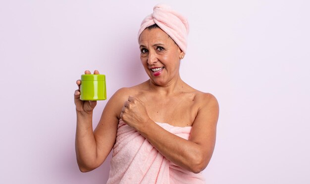 Mujer de mediana edad que se siente feliz y se enfrenta a un desafío o celebración. concepto de producto de ducha y cabello