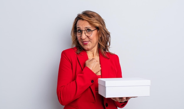 Mujer de mediana edad que se siente feliz y se enfrenta a un desafío o celebración. paquete de caja blanca