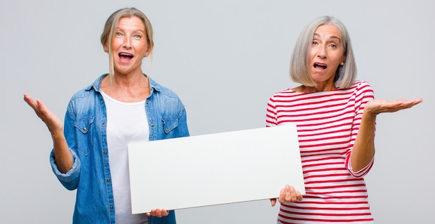 Mujer de mediana edad que se siente feliz, sorprendida y alegre, sonriendo con actitud positiva, dándose cuenta de una solución o idea