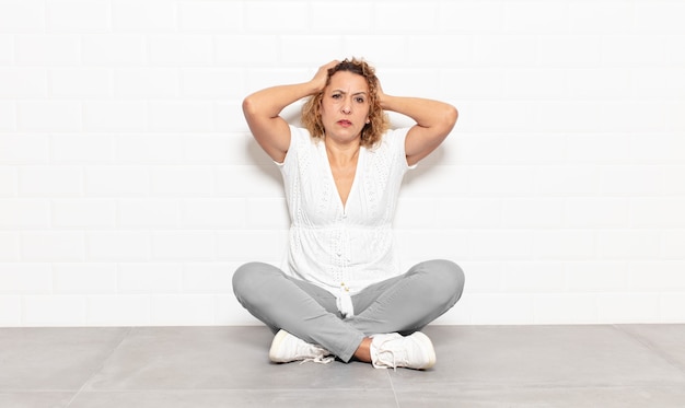 Mujer de mediana edad que se siente frustrada y molesta, enferma y cansada del fracaso, harta de tareas aburridas y aburridas